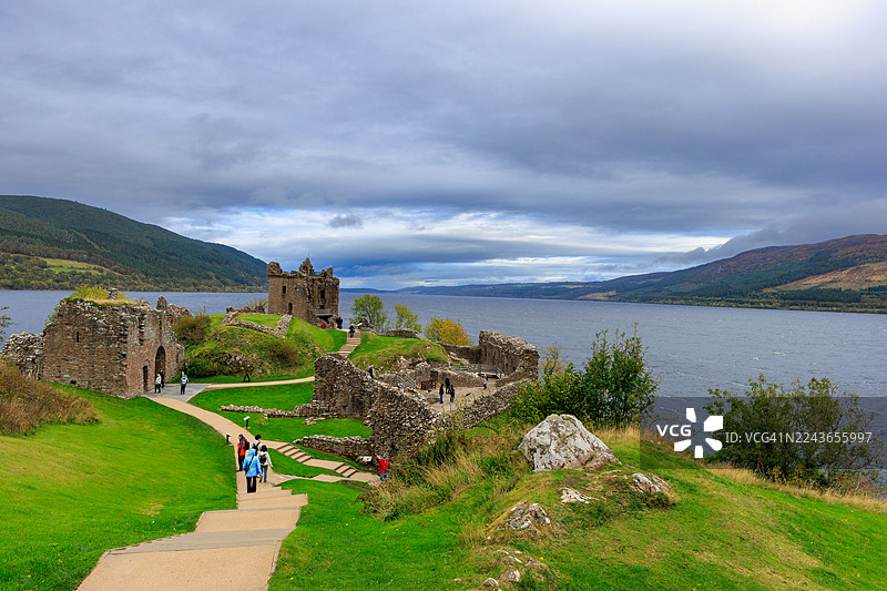 苏格兰厄克特城堡旁的尼斯湖图片素材