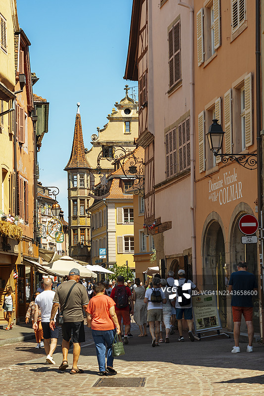 法国阿尔萨斯地区科尔马市历史中心的街道图片素材