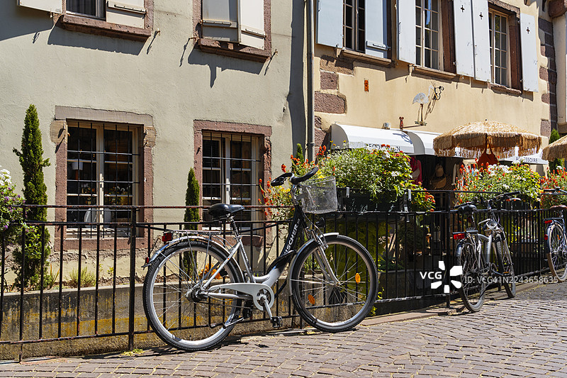法国科尔马，自行车停在金属围栏旁图片素材