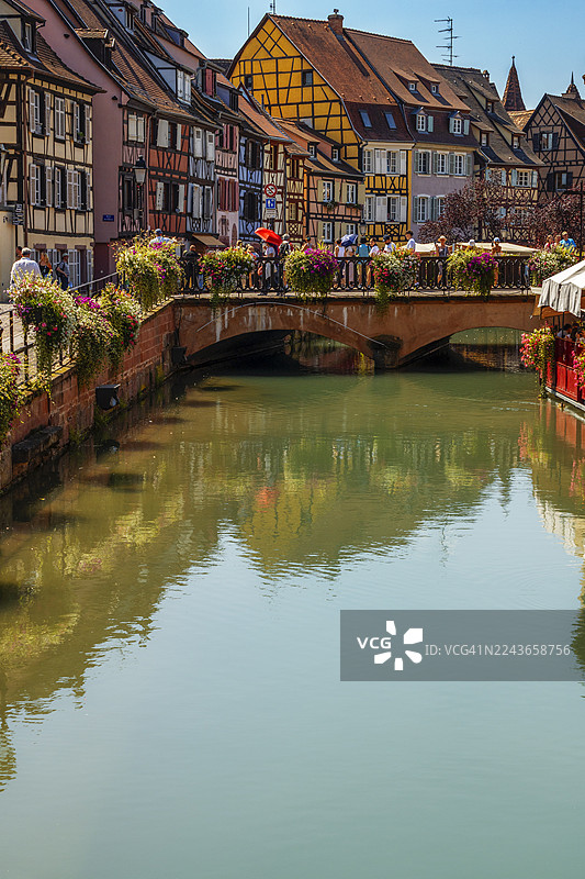 法国科尔马小威尼斯（Petite Venise）地区劳赫河畔色彩斑斓的壮观传统法式房屋图片素材