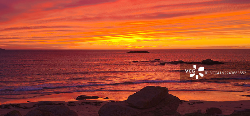 用智能手机拍摄的沙滩日落照片。图片素材