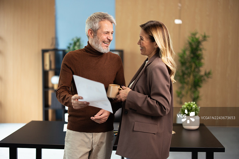 办公室休息时，商业同事们正在讨论项目创意图片素材