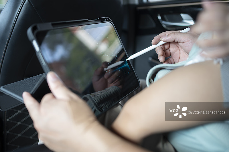 男人在车里用平板电脑工作图片素材