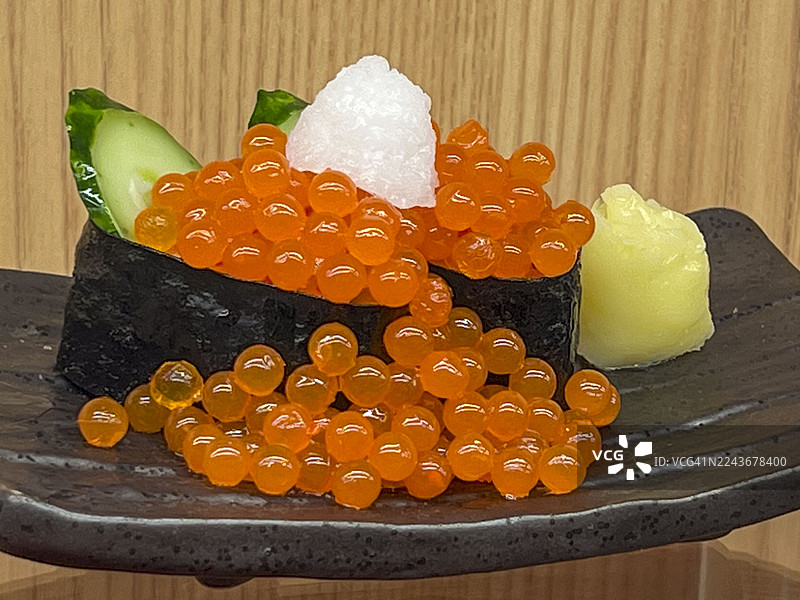 溢出的三文鱼卵军舰卷寿司模型图片素材