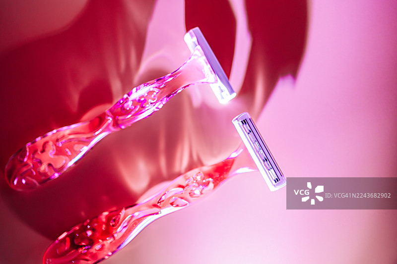 两把粉色剃须刀，用于个人护理和卫生图片素材