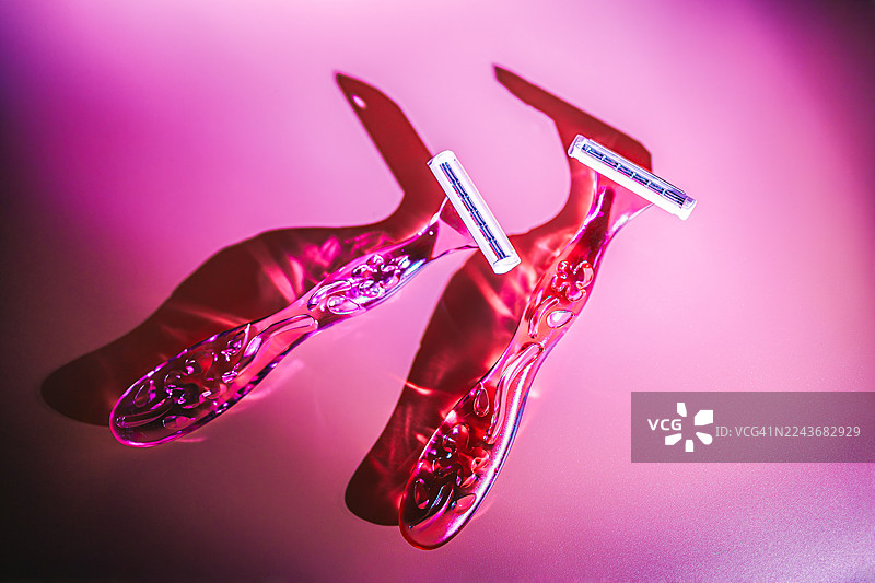 两把粉色剃刀，用于个人护理和卫生图片素材