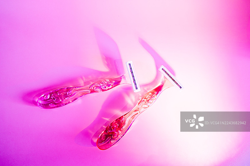 用于个人护理和卫生的两把粉色剃刀图片素材