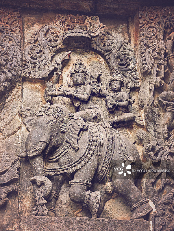 霍伊萨拉什瓦拉神庙，又称哈莱比杜神庙，是一座始建于12世纪的印度教神庙，供奉湿婆神，位于印度卡纳塔克邦的哈莱比杜，曾是霍伊萨拉王朝的旧都。该庙是联合国教科文组织世界遗产，属于“霍伊萨拉王朝神圣建筑群”的一部分。图片素材