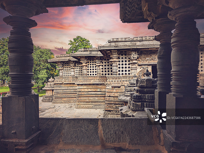 霍伊萨拉什瓦拉寺（Hoysaleshwara temple）或哈莱比杜寺（Halebidu temple），是一座建于12世纪的印度教寺庙，供奉湿婆神，位于印度卡纳塔克邦的哈莱比杜，这里曾是霍伊萨拉王朝的首都。该寺庙是“霍伊萨拉神圣组合”世界遗产的一部分。图片素材