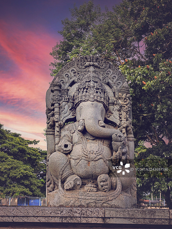 霍伊萨拉什瓦拉寺（Hoysaleshwara Temple），又称哈莱比杜寺（Halebidu Temple），是一座建于12世纪的印度教寺庙，供奉湿婆神，位于印度卡纳塔克邦的哈莱比杜，曾是霍伊萨拉王朝的首都。该寺是联合国教科文组织世界遗产“霍伊萨拉神圣建筑群”的一部分。图片素材