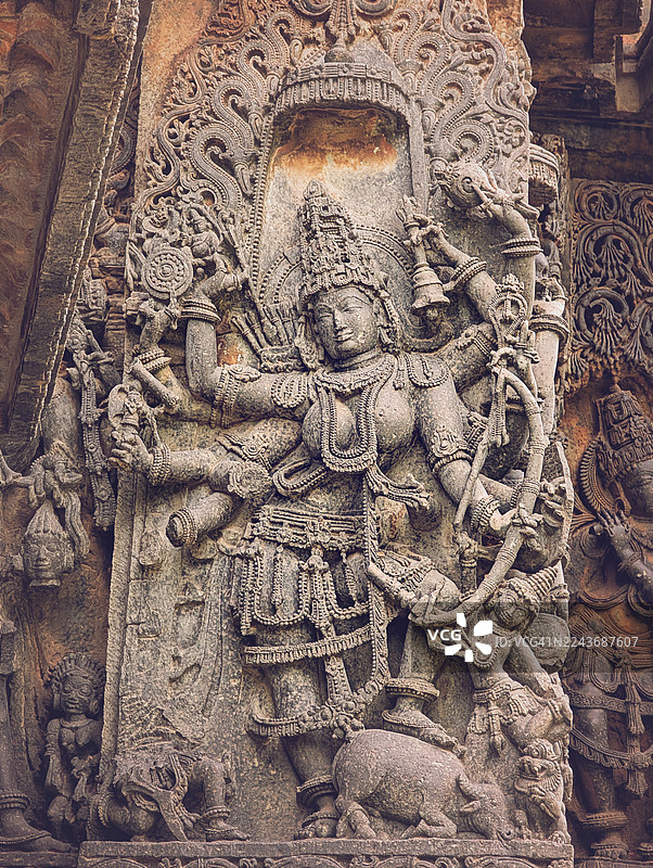 霍伊萨拉什瓦拉神庙(Hoysaleshwara temple),又称黑里比杜神庙(Halebidu temple),是一座建于12世纪的印度教神庙,供奉湿婆神,位于印度卡纳塔克邦黑里比杜,曾是霍伊萨拉王朝的都城。该神庙是联合国教科文组织世界文化遗产,属于“霍伊萨拉圣地建筑群”。图片素材