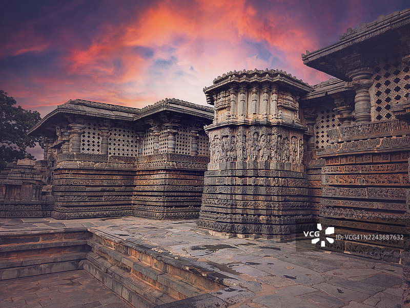 霍萨莱什瓦拉神庙(Hoysaleshwara temple)或黑利比度神庙(Halebidu temple),是一座建于12世纪的印度教神庙,供奉湿婆神,位于印度卡纳塔克邦的黑利比度(Halebidu),这里曾是霍萨拉王朝的首都。该神庙是联合国教科文组织世界遗产,为“霍萨拉神圣建筑群”的一部分。图片素材