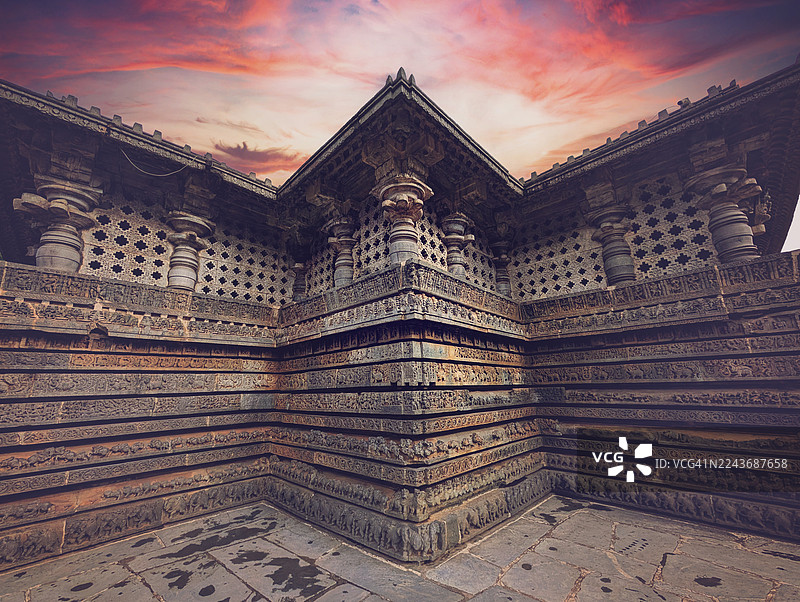 霍伊萨拉什瓦拉神庙,又称哈莱比杜神庙,是一座建于12世纪的印度教神庙,供奉湿婆神,位于印度卡纳塔克邦的哈莱比杜,曾是霍伊萨拉王朝的首都。作为“霍伊萨拉神圣建筑群”的一部分,已被列为联合国教科文组织世界遗产。图片素材