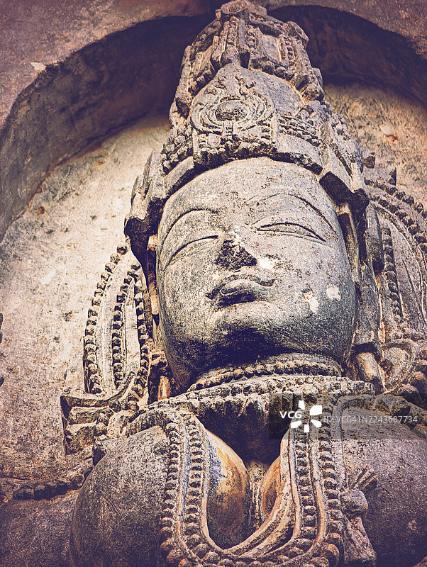 霍萨拉什瓦拉神庙，又称哈莱比杜神庙，是位于印度卡纳塔克邦哈莱比杜的一座12世纪印度教神庙，供奉湿婆神，是霍萨拉王朝的故都。该神庙是联合国教科文组织世界遗产，属于“霍萨拉圣地组合”的一部分。图片素材