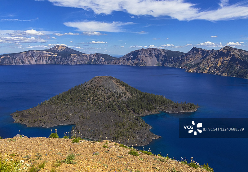 夏季的火山口湖国家公园图片素材
