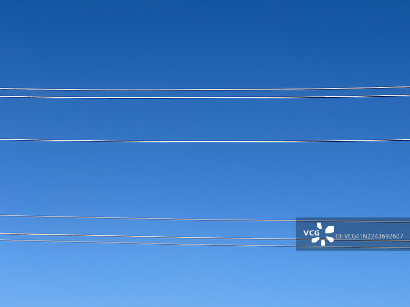 高压电缆线延伸跨越图片素材