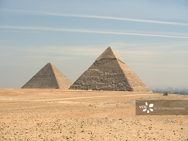 埃及沙漠风光中标志性的吉萨大金字塔的风景图片素材