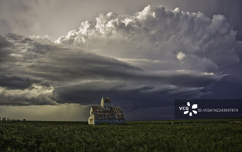 美国大平原上废弃的老建筑，头顶着超级单体风暴图片素材