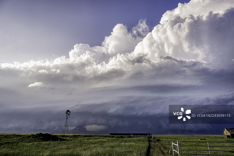 大平原上被遗弃的旧建筑，上方是超级单体风暴图片素材