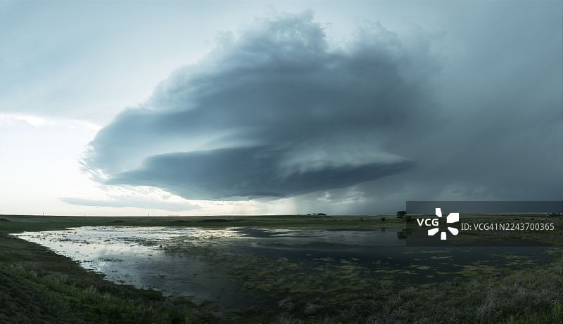 夏季大平原湖泊上空的超级单体风暴图片素材