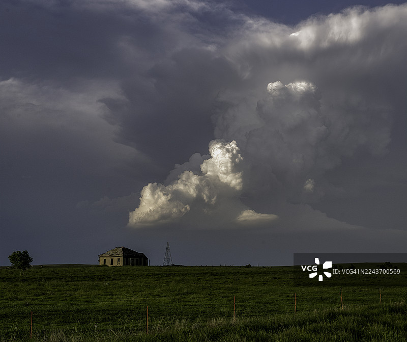 内陆大平原上废弃的老建筑，头顶是超级单体风暴图片素材
