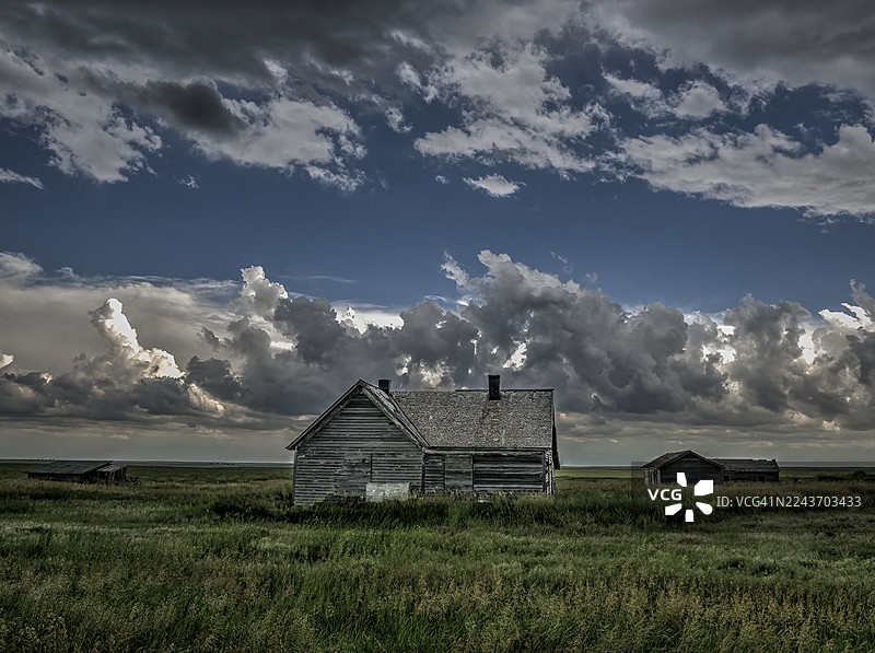 大平原上农场上方的戏剧性云彩图片素材