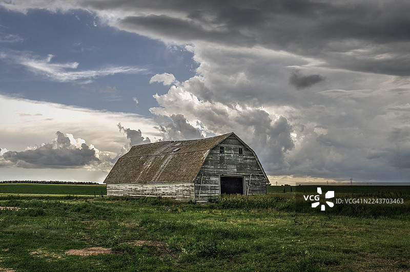 大平原农场上空戏剧性的云彩图片素材
