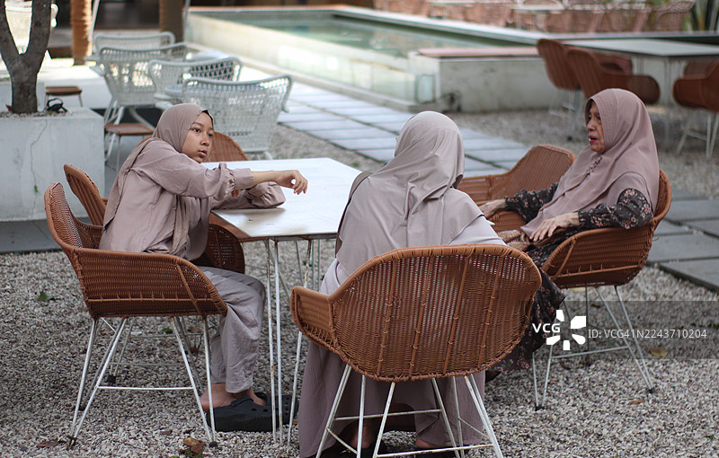 多代同堂的家庭正在讨论。图片素材