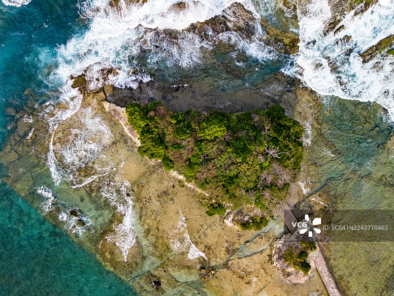 无人机航拍,已获授权。下方是白滨坂户海岸,小龙宫岛漂浮在近海。龙宫岛上的白岛神社的红色鸟居清晰可见。图片素材