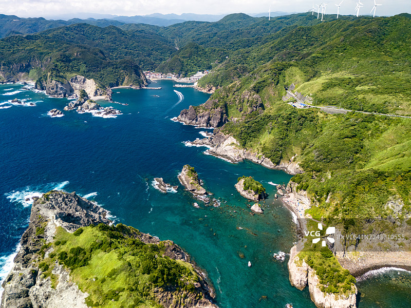 经许可，正在对那珂港、平矶滨、大洗、爱宕岬和ゆうげ公园进行航拍无人机摄影。游客在海滩和海水中游泳。渡轮、渔船和巡逻艇漂浮在海上。图片素材