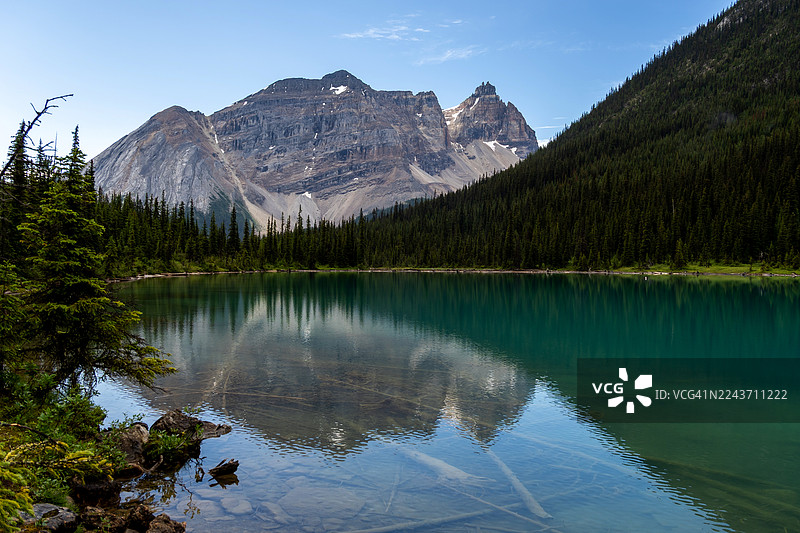 大教堂山倒映在谢尔布鲁克湖中图片素材