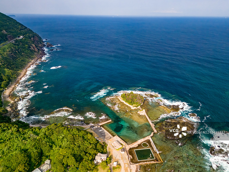 无人机航拍,已获许可。下方是白滨坂户海岸,海上漂浮着小小的龙宫岛。龙宫岛(龙宫岛)上可以看到白岛神社的红色鸟居。图片素材