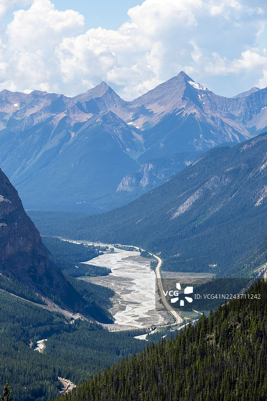 德维尔山，位于踢马河平原后方图片素材
