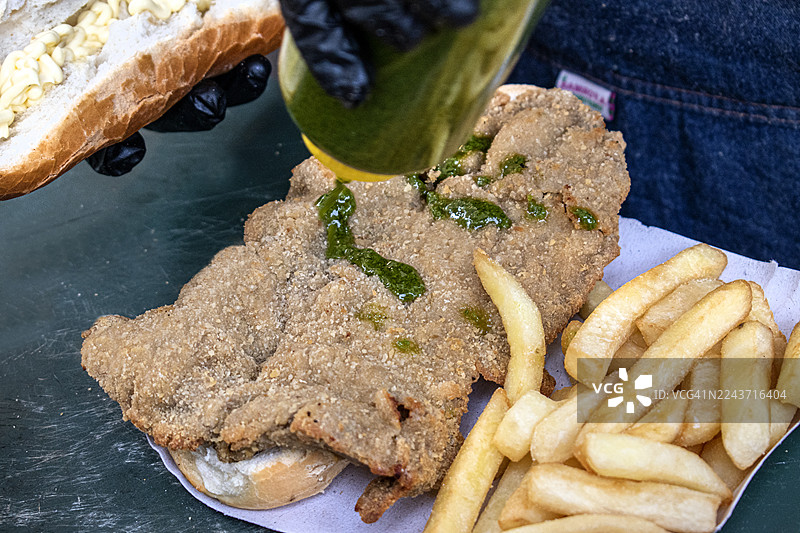 炸肉排三明治。酱香炸肉排三明治配法式炸薯条。阿根廷传统美食。图片素材