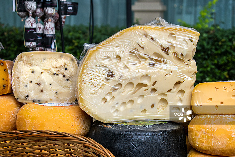 奶酪。出售的奶酪模具。图片素材