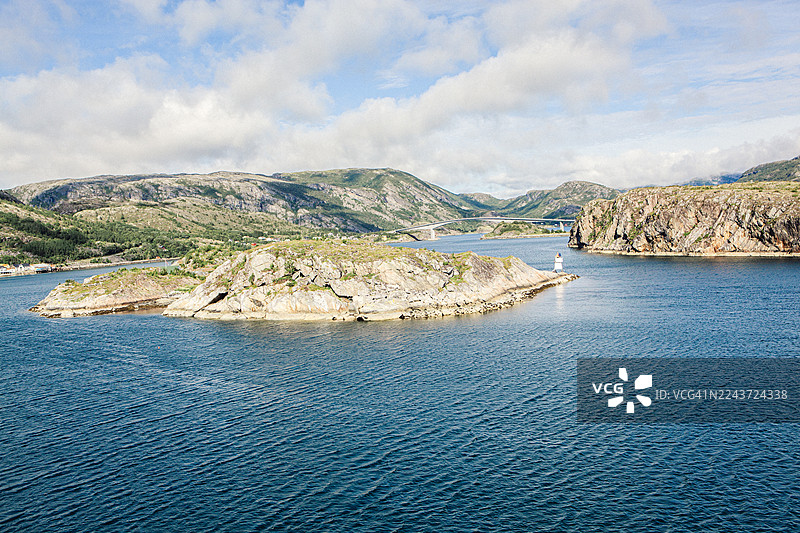 这张图片展示了贝萨克岛（Bessaker），该岛通过一座桥与福森半岛（Fosen Peninsula）相连。岛上坐落着贝萨克阶梯（Bessakertrappa）。图片素材