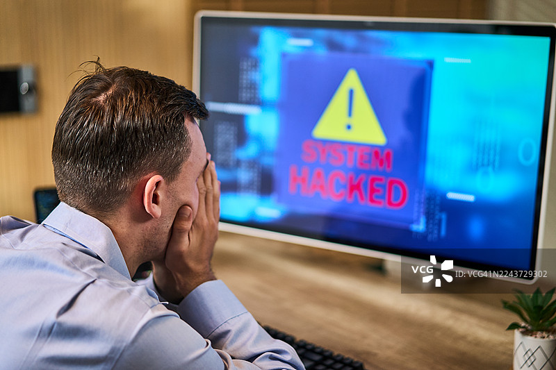 电脑系统被黑客攻击后绝望的男人图片素材