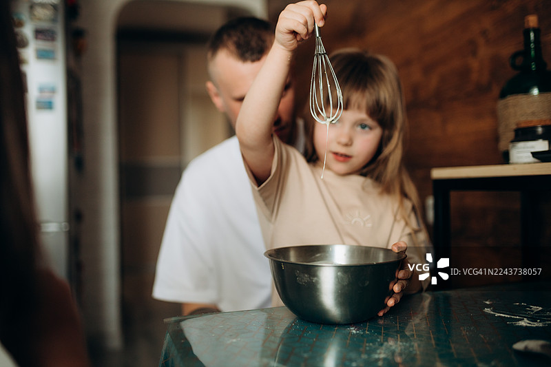 女孩在家和爸爸一起烘焙图片素材
