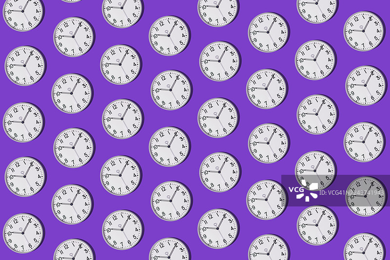 紫色背景上，时钟显示10点10分的图案。时间，小时，分钟，秒，测量仪器。图片素材