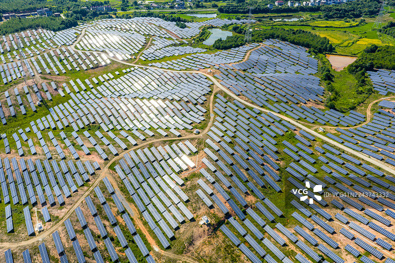 蓝天白云下的山顶太阳能光伏发电图片素材