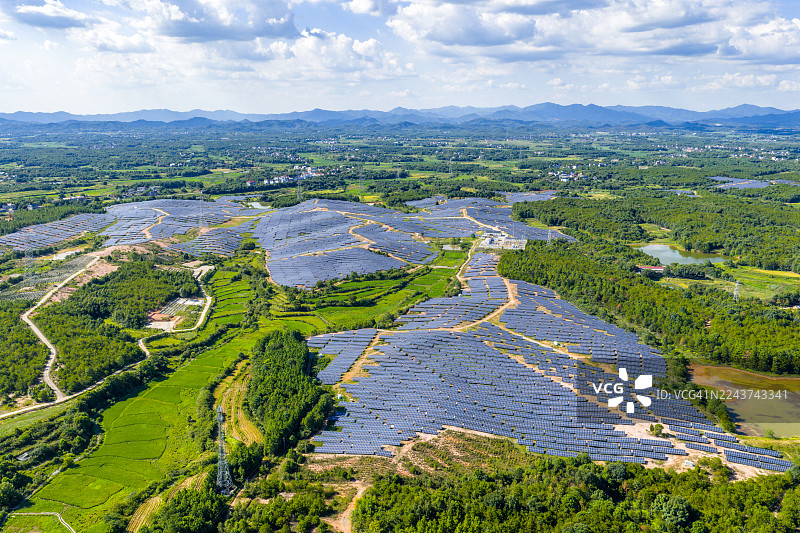 蓝天白云下的山顶太阳能光伏发电图片素材