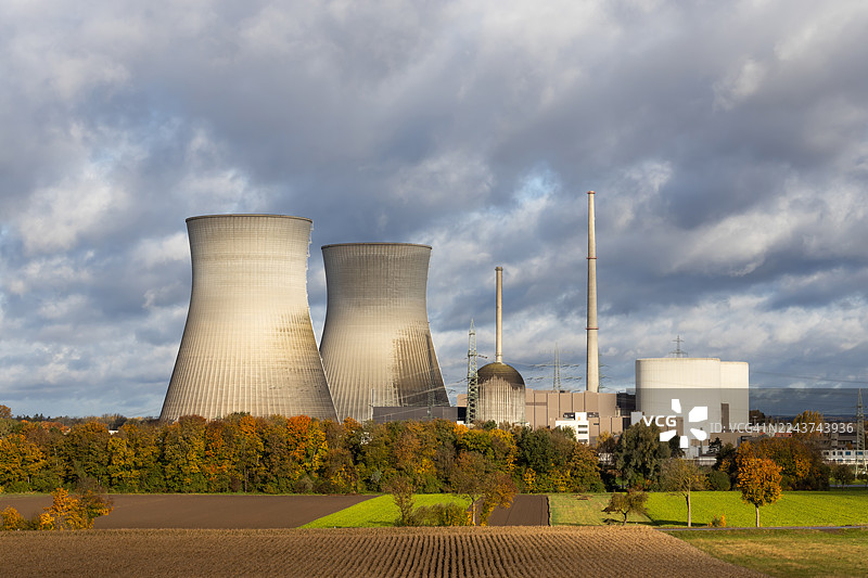 阴天背景下带有两个巨大冷却塔的核电站图片素材