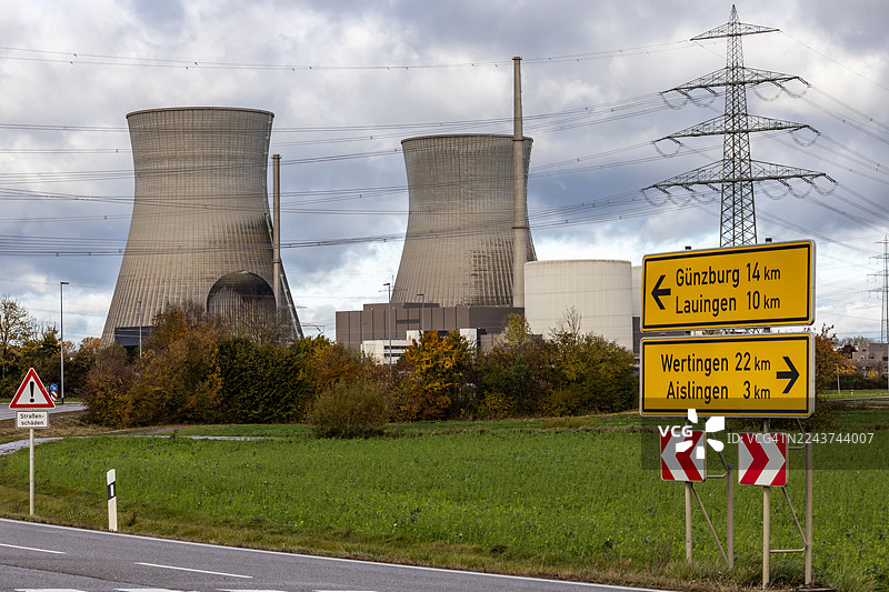 带有两个大型冷却塔和路牌的核电站图片素材