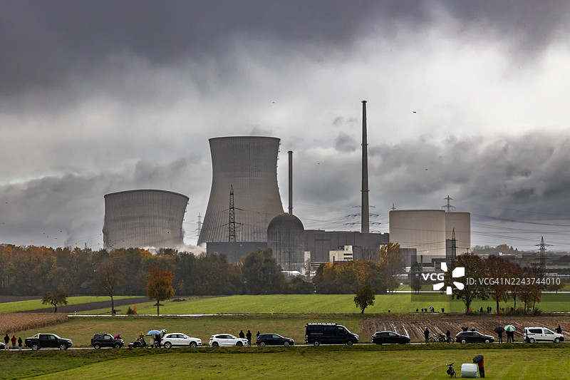 德国格隆德明根核电站两座160米高的冷却塔爆破拆除图片素材