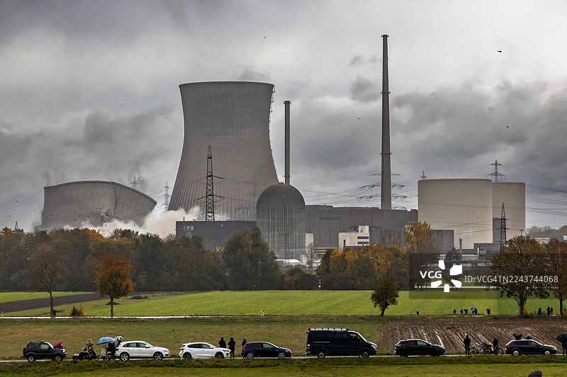 德国格伦德明根核电站两座 160 米高的冷却塔爆破拆除图片素材