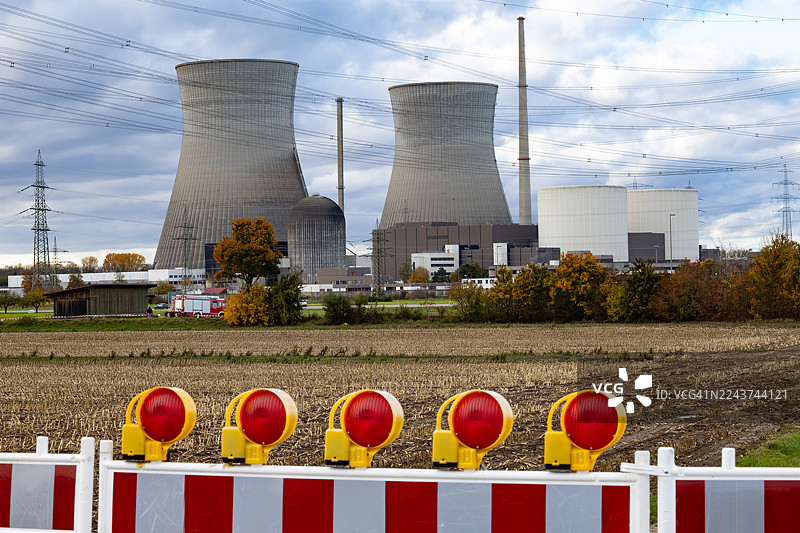 路障红色警示灯后的核电站图片素材