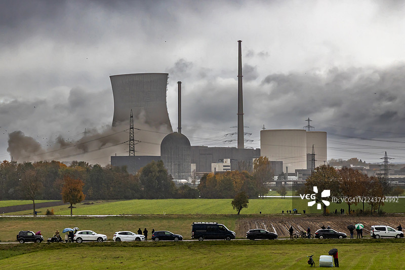 通过爆炸拆除核电站 Gundremmingen 两座 160 米高的冷却塔图片素材
