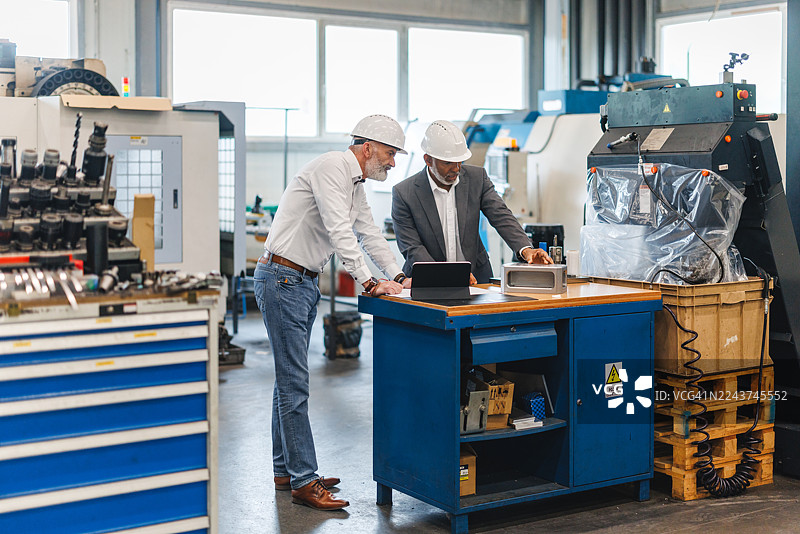 敬业的成熟专业人士在工业车间分析原型图片素材