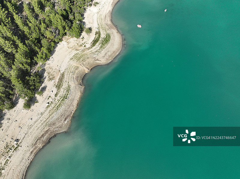 2022年法国上阿尔卑斯省塞尔庞松湖干旱导致水位下降图片素材