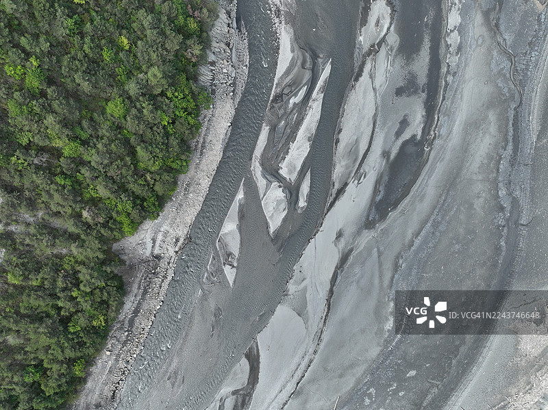 2022年法国上阿尔卑斯省塞雷-蓬松湖干旱导致水位下降图片素材